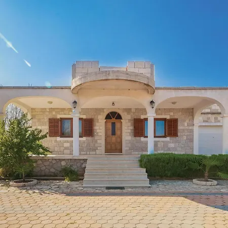 Awesome In With Outdoor Swimming Pool בית נופש