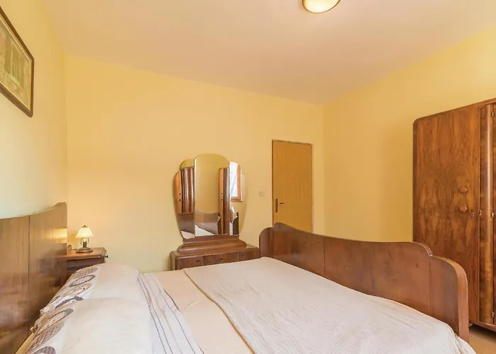 Two-bedroom With A Fireplace 05 耶泽拉